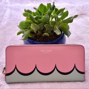 SOLD‼️ Intarsia scallop slim continental wallet